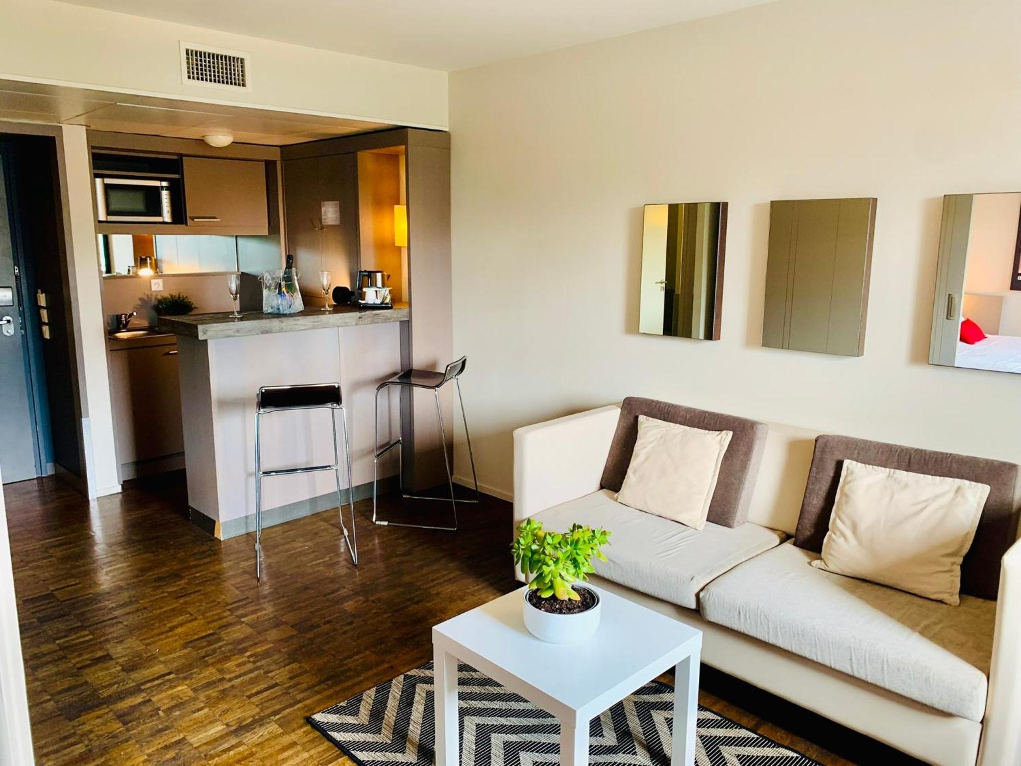 Standing Hotel Suites By Actisource Roissy-en-France Esterno foto