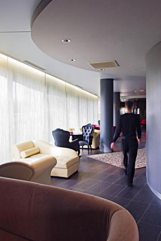 Standing Hotel Suites By Actisource Roissy-en-France Esterno foto